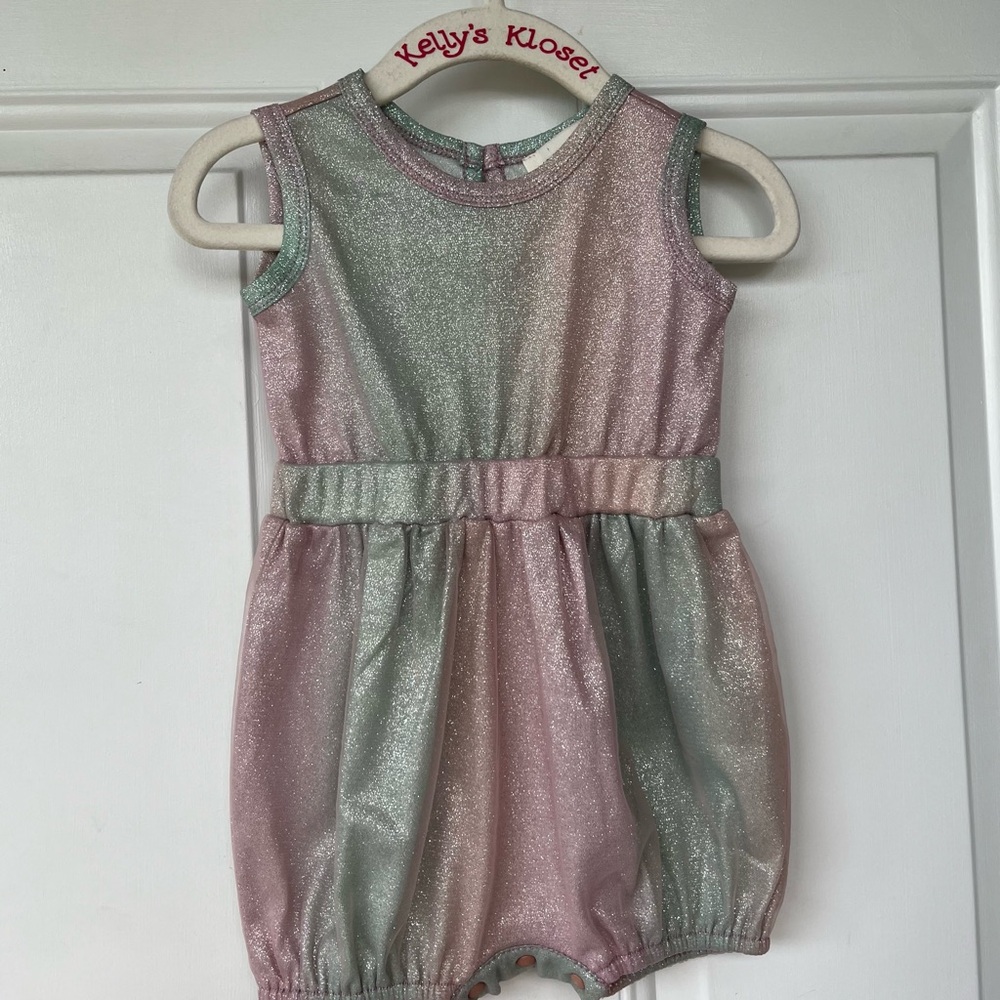 •Isobella & Chloe• Baby Girl Sparkly Sleeveless Romper - Size 6 Months